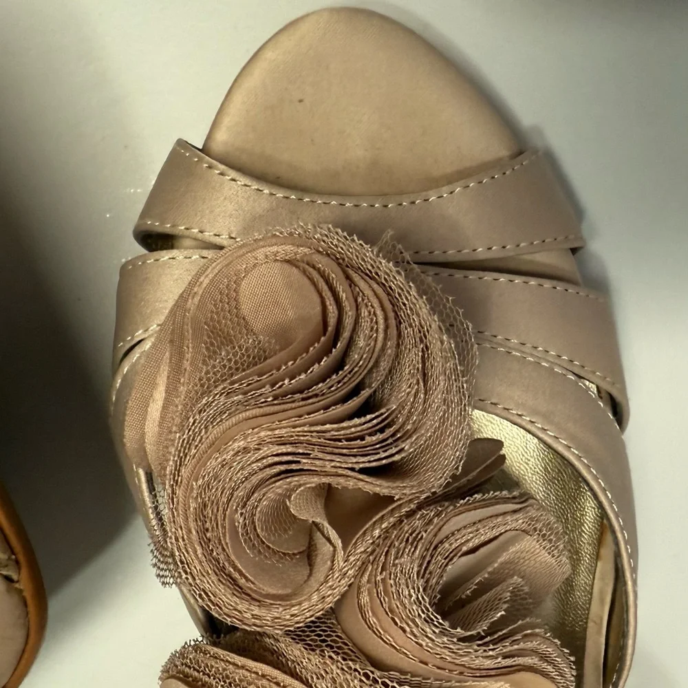 Audrey Brooke Nude Floral Heels | Sz 8 1/2 - Picture 3 of 3
